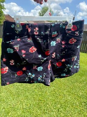 Ann Taylor LOFT navy blue floral The Rivera Short Woman’s 6 zip & eyelet closure